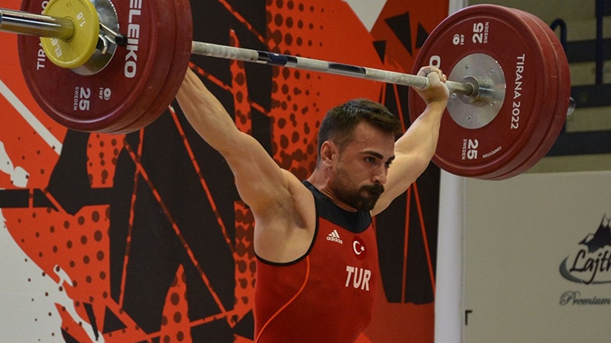 Halterde başarılar devam ediyor: Ferdi Hardal bronz madalya kazandı