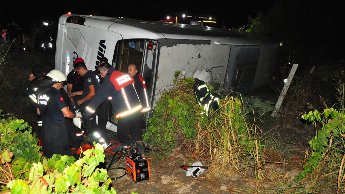 Yolcu otobüsü üzüm bağına uçtu: 15 yaralı