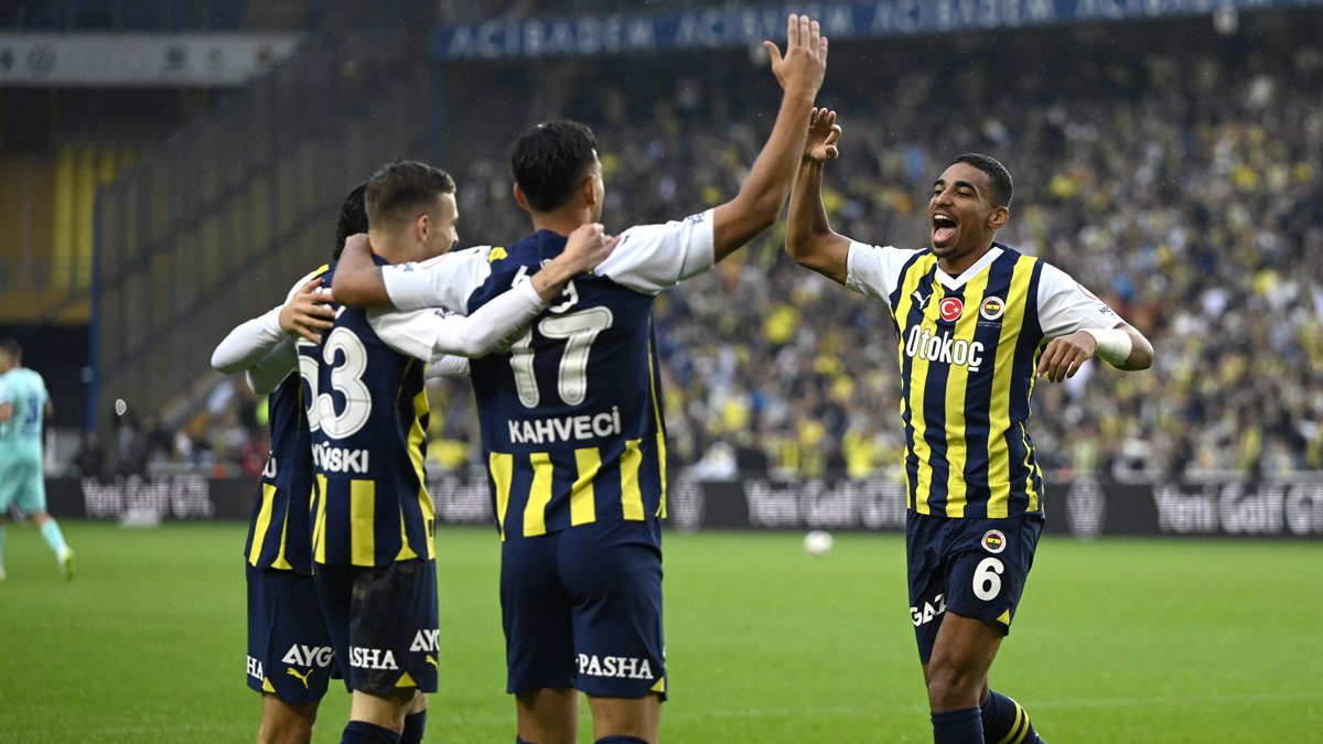 Fenerbahçe Rizespor'u farklı geçerek liderlik koltuğuna oturdu