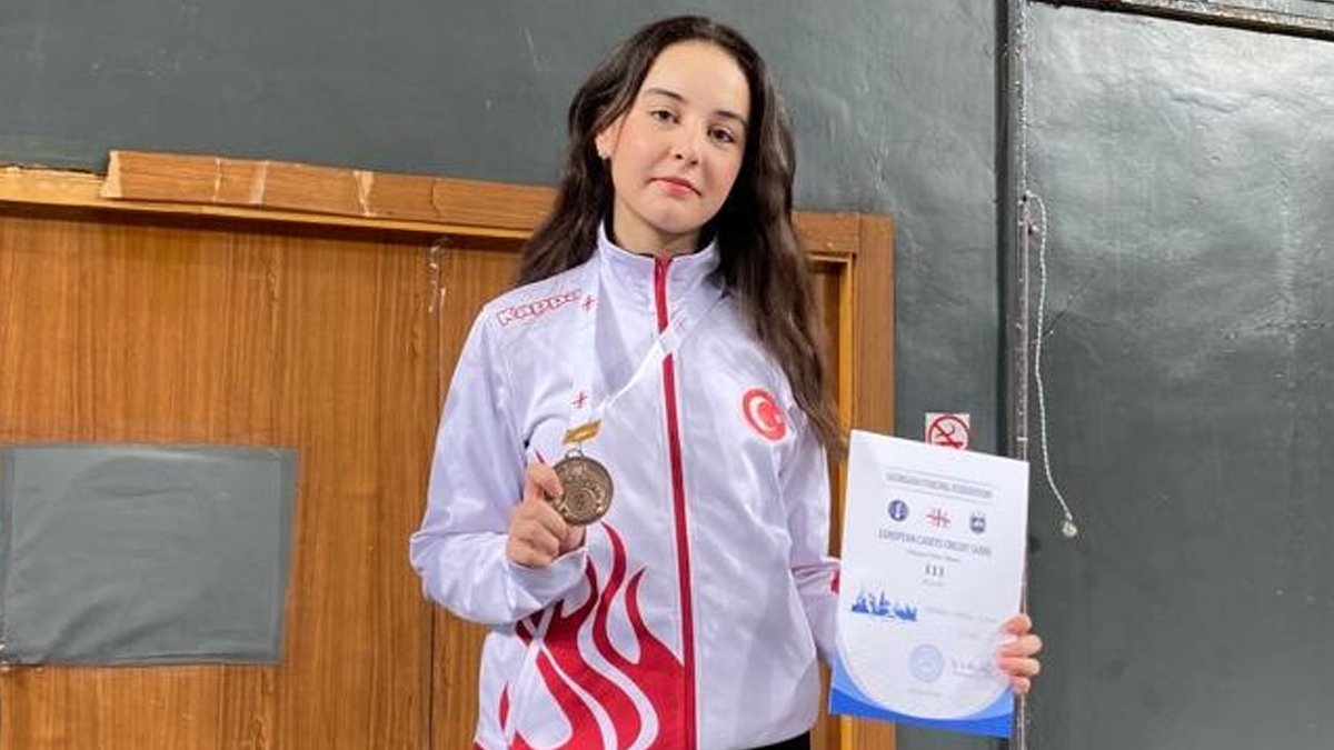 Milliler madalyaya doymuyor: Eskrimde bronz madalya kazandı