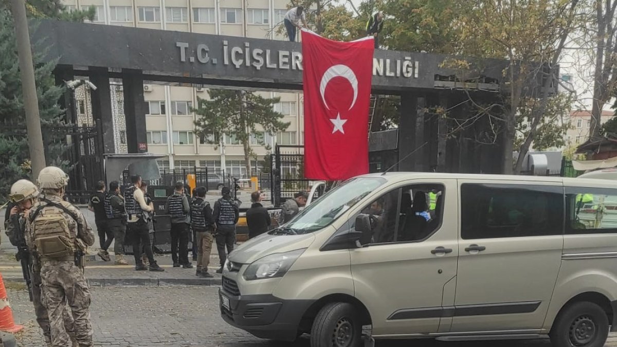 Ankara'da terör saldırısının yaşandığı yere Türk bayrağı asıldı