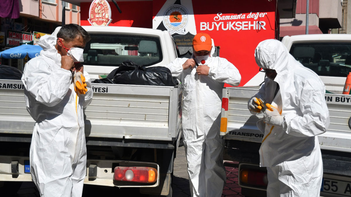 Muhtarın şikayetiyle kadının evine giren zabıta, koşarak geri kaçtı! Bu kez maske ve tulumla geldiler, meğer tam 8 yıldır...