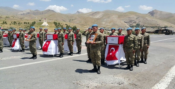 Hakkari'de hain teröristler tarafından şehit edilen 8 asker için uğurlama töreni yapıldı
