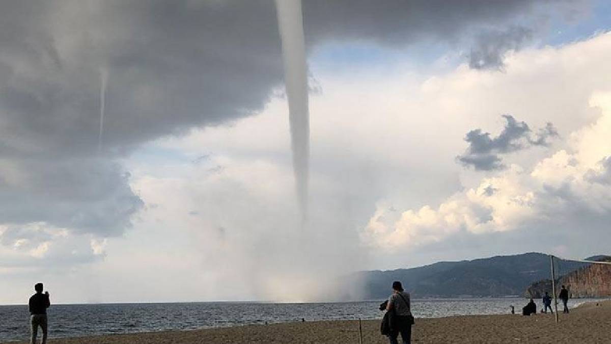 Taş üstünde taş bırakmadı! Antalya'da hortum paniği, insanları bile kağıt gibi savurdu