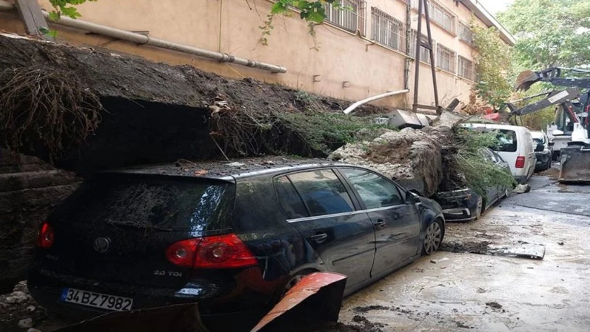 Zeytinburnu'nda istinat duvarı araçların üzerine çöktü