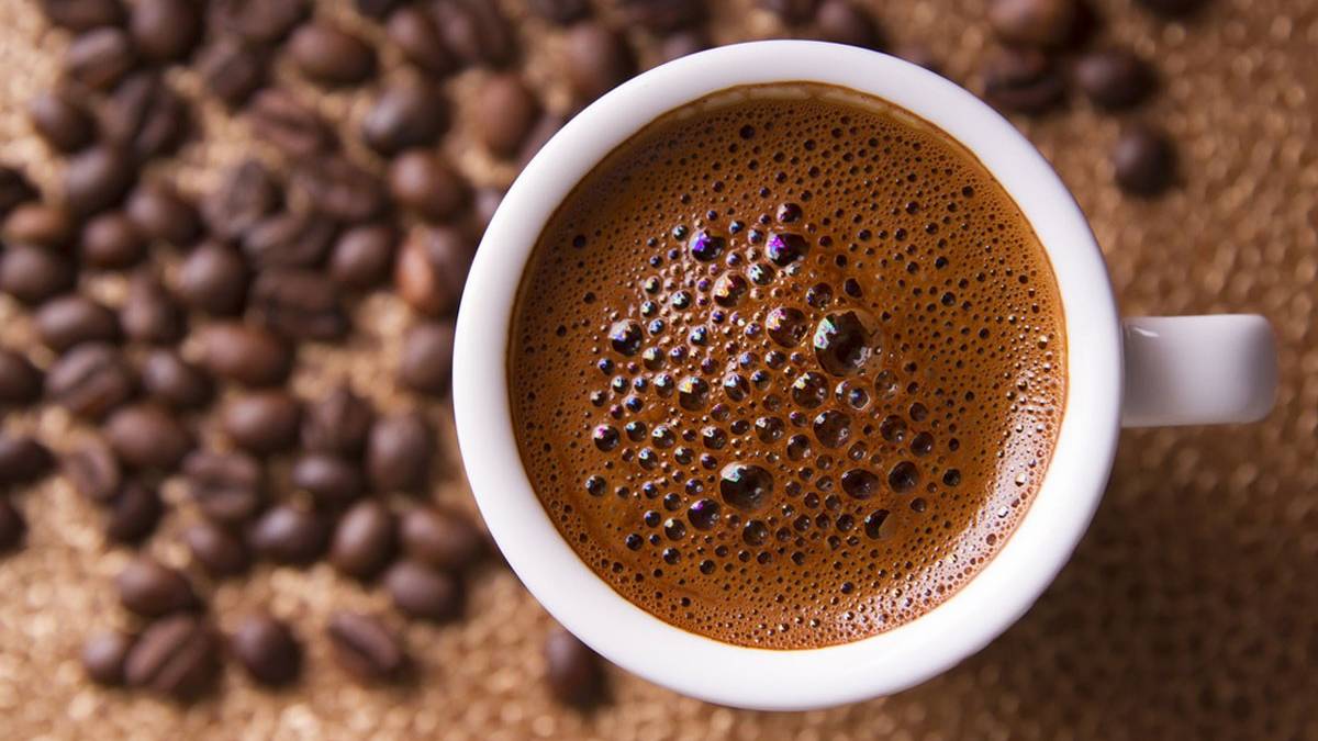 Kahveyi bugüne kadar yanlış pişiyormuşuz! Soğuk su yerine bunu koyun küpüğe peçete yetişmeyecek. Hem aromatik olacak hem de...