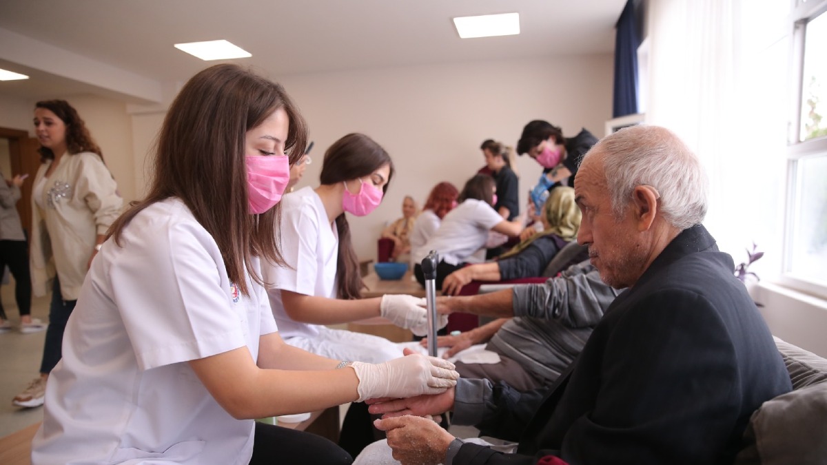 Eğitim gören büyüklere Alzheimer Yaşam Merkezi’nde cilt bakımı
