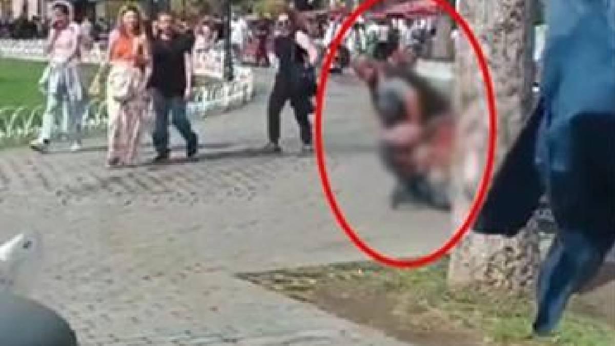Topkapı sarayının önünde mide bulandıran hareket! Herkesin gözü önünde pantolonunu indirip...