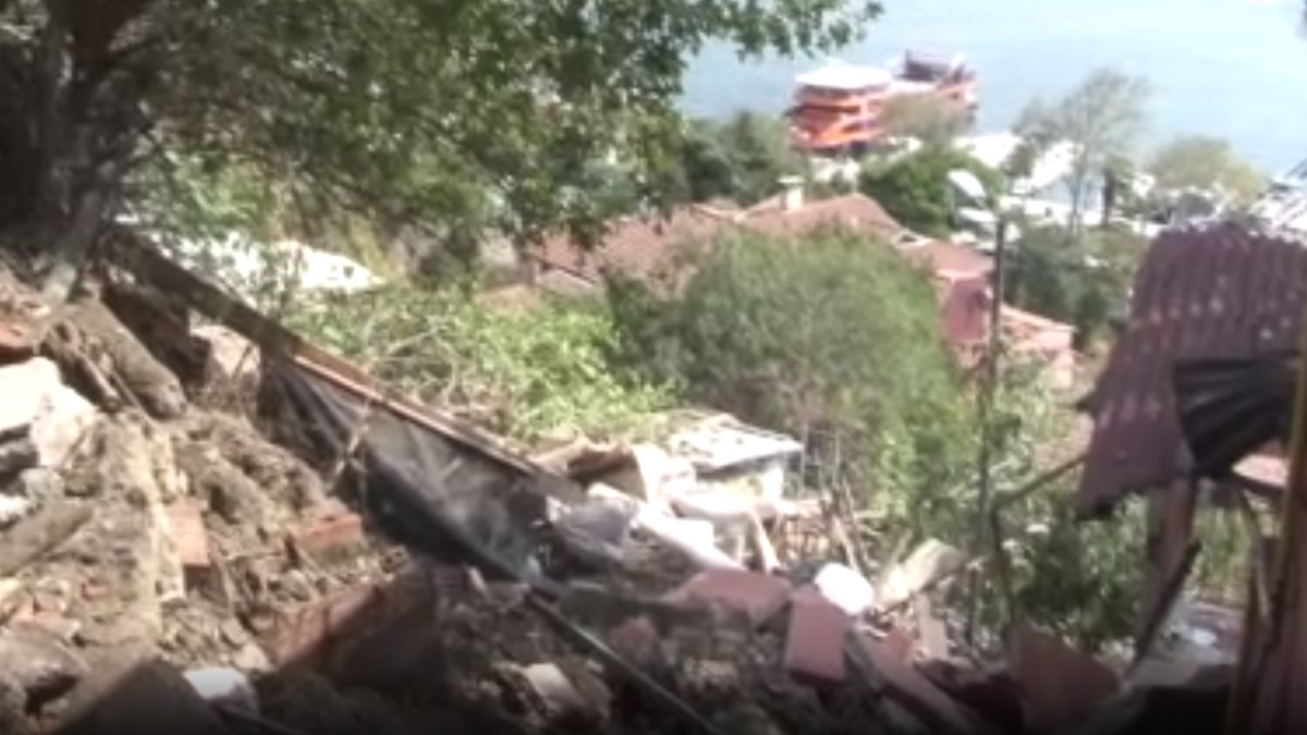 Beşiktaş'ta evlerin üzerine kaya düştü