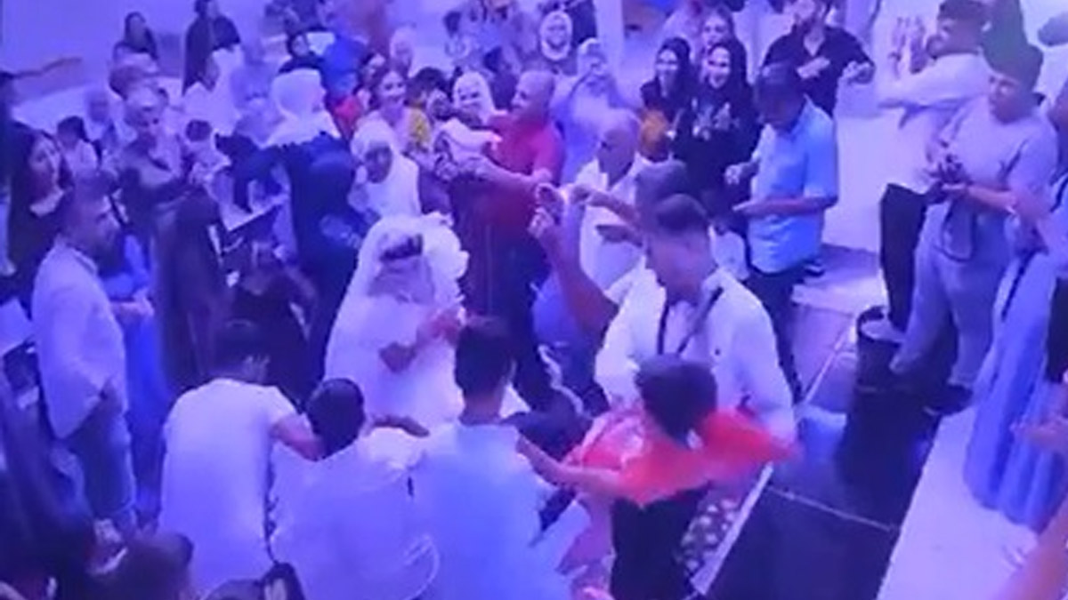 Düğünde tepki çeken anlar! Damat, gelinliği çekiştiren çocuğu yere fırlattı