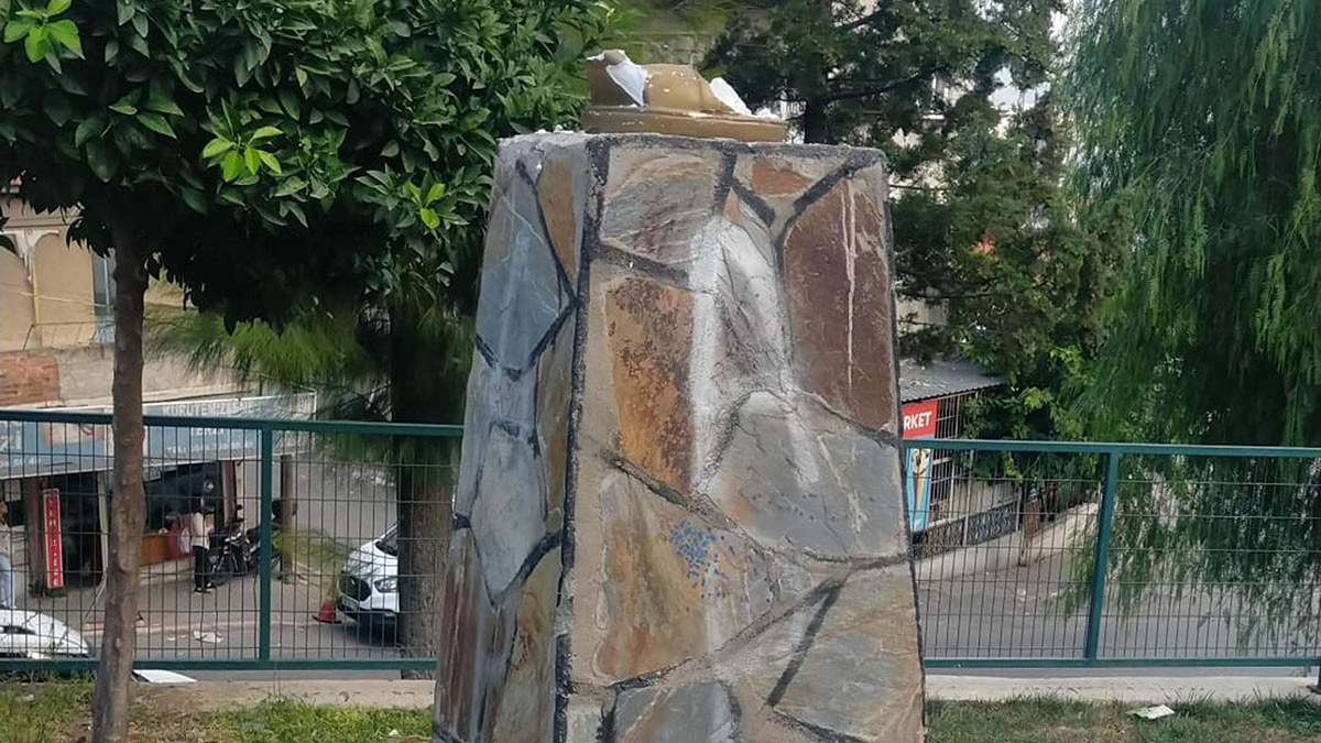 İzmir'de Atatürk büstüne çirkin saldırı