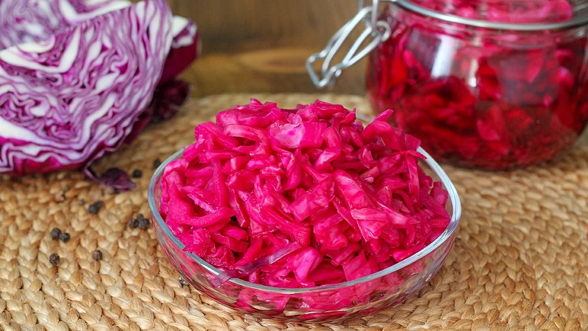 Yedikçe çıtır çıtır ses geliyor! Bu tarif lokanta ustasından, işte yılların tarifiyle mor lahana turşusu yapımı