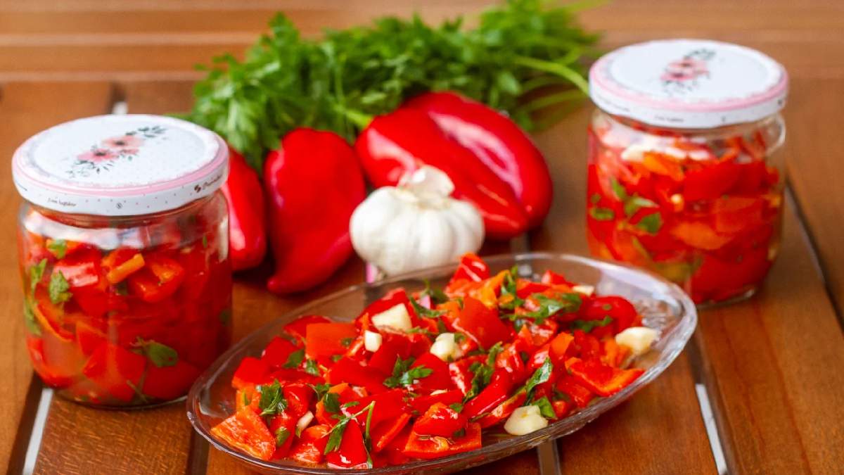 Kışın sofralarınızın vazgeçilmezi olacak! Tadına bakan tarif için peşinizden koşacak:İşte közlenmiş kırmızı biber turşusu tarifi