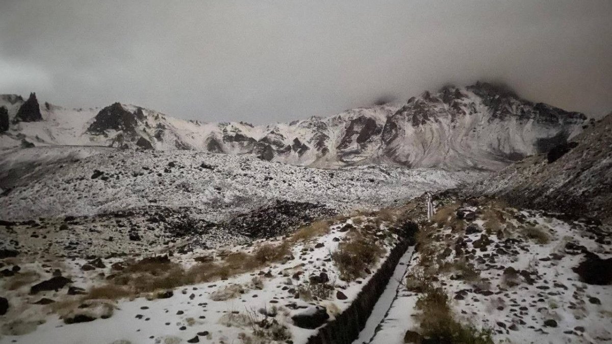 Erciyes Dağı'na mevsimin ilk karı düştü