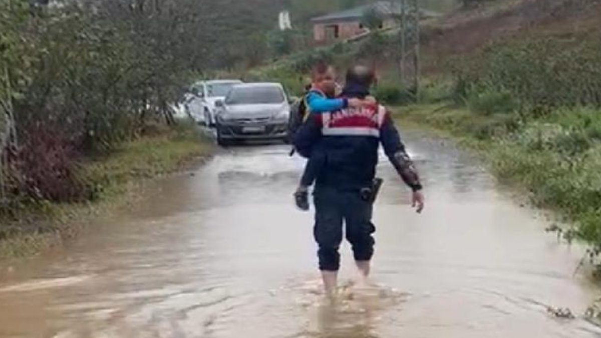 Selin etkisiyle öğrenciler okul taşıtında mahsur kalmıştı: Jandarma tek tek kurtardı