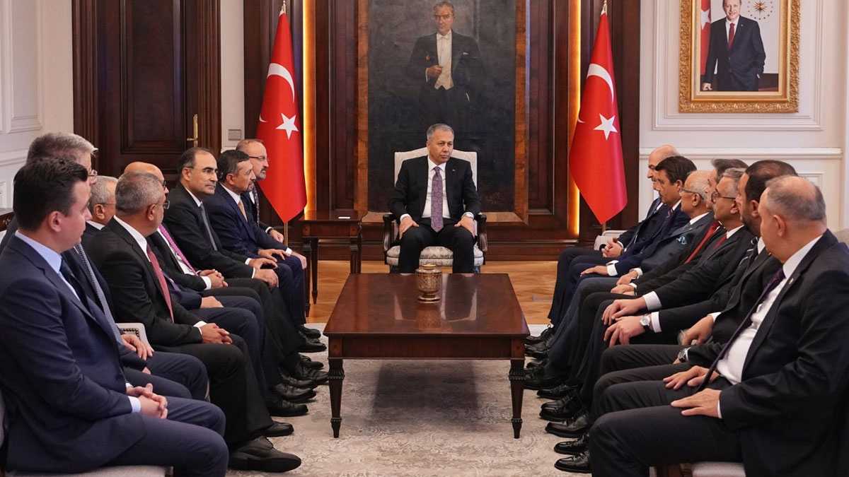 Soylu'dan Yerlikaya'ya geçmiş olsun ziyareti