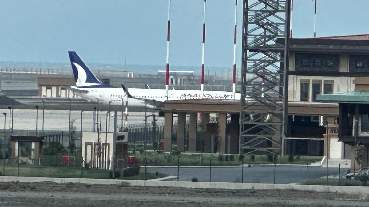 Rize'de inişe geçen yolcu uçağı kuş sürüsüne çarptı: Arızalanan uçak seferden çekildi