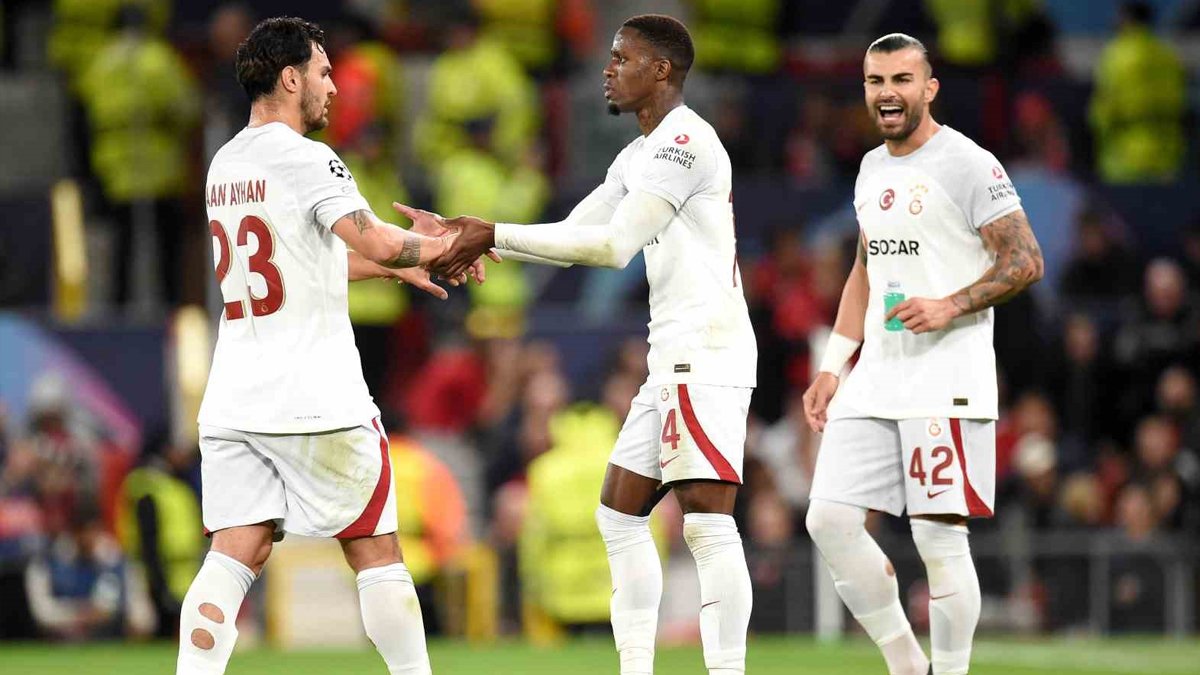 Cimbom deplasmanda geriden gelerek Manchester United'ı mağlup etti