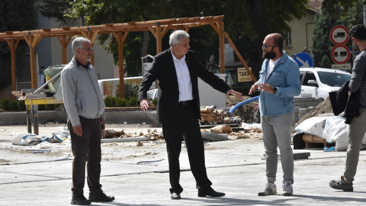 Başkan Bakkalcıoğlu Cumhuriyet Meydanı’nda incelemelerde bulundu