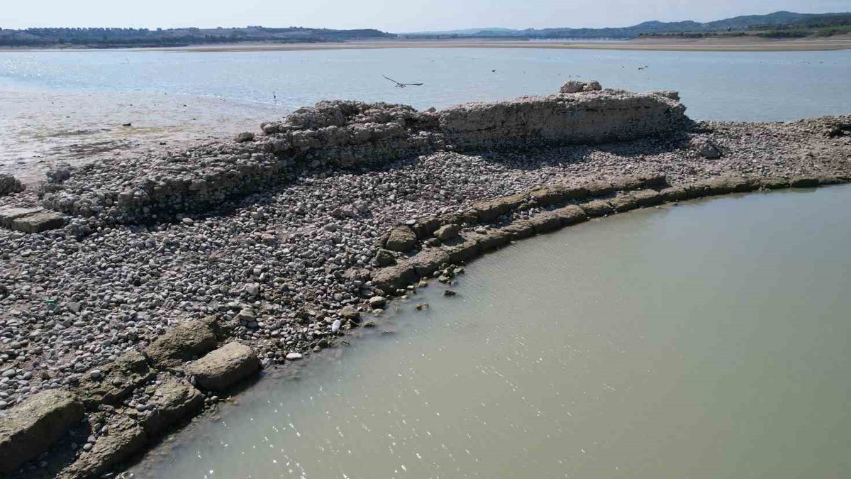 Kuraklık definecilere yaradı: Kazmasını alan kuruyan göle koştu
