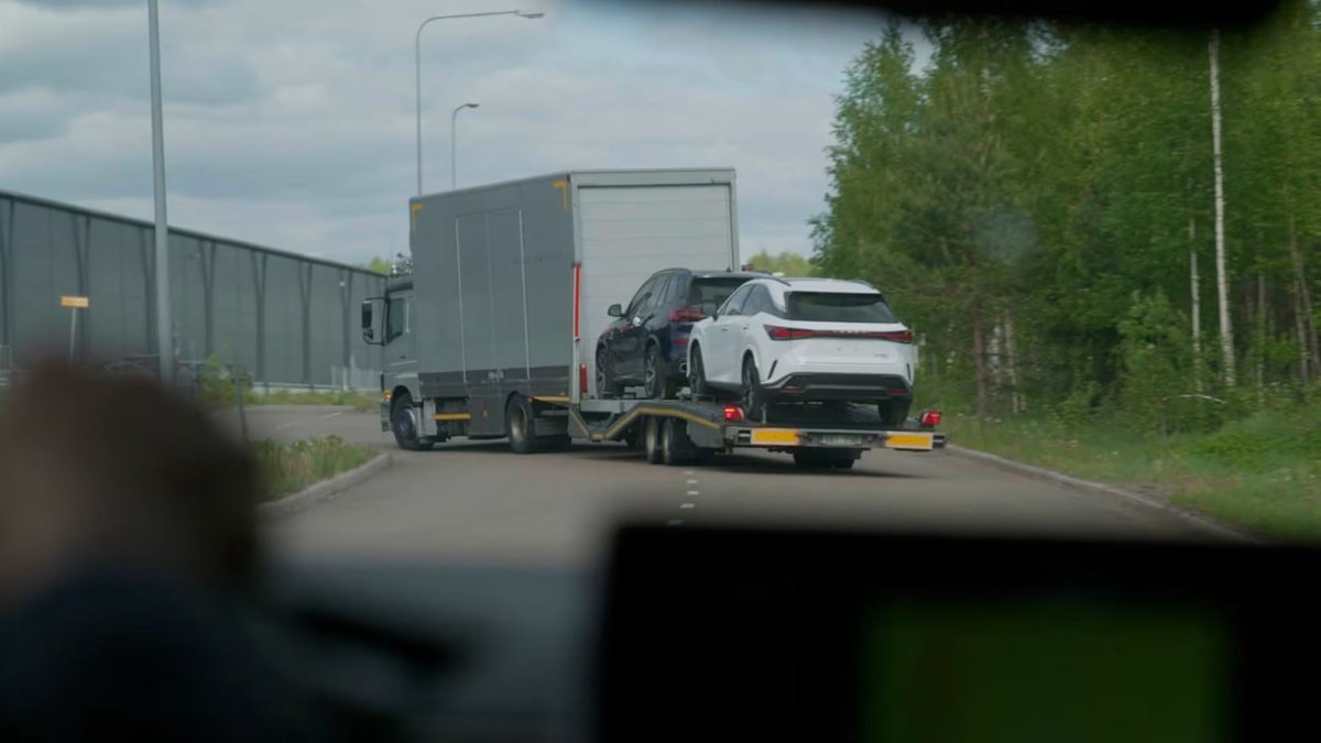 Kaçakçıları yaptırımlar da durduramadı: Lüks otomobillerin Rusya yolculuğu ifşa oldu