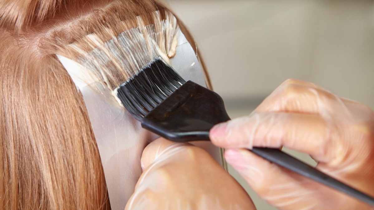 Saçını boyadıktan sonra pişman olanlar üzülmeyin! Bu yöntem boyayı hemen akıtıyor,anında eski rengine dönecek