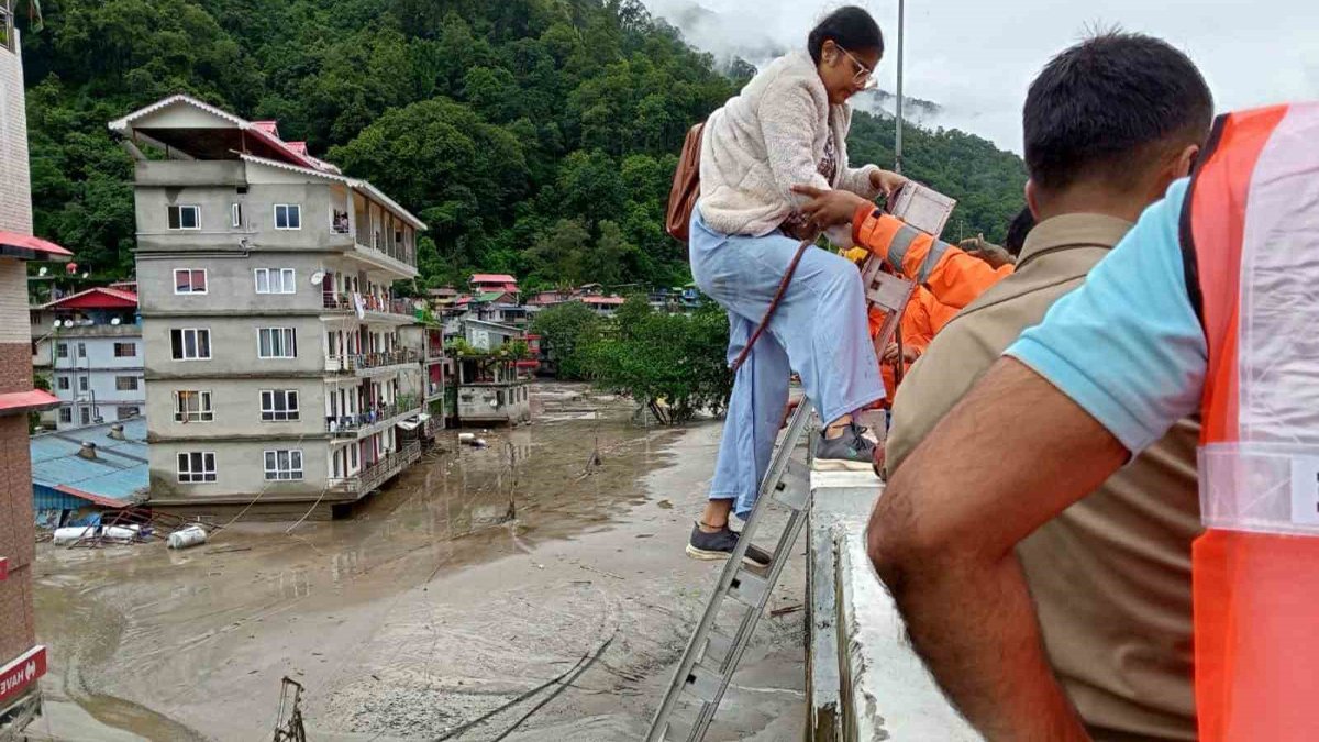 Hindistan'daki selde bilanço ağırlaşıyor: 14 kişi hayatını kaybetti 102 kişi ise kayıp