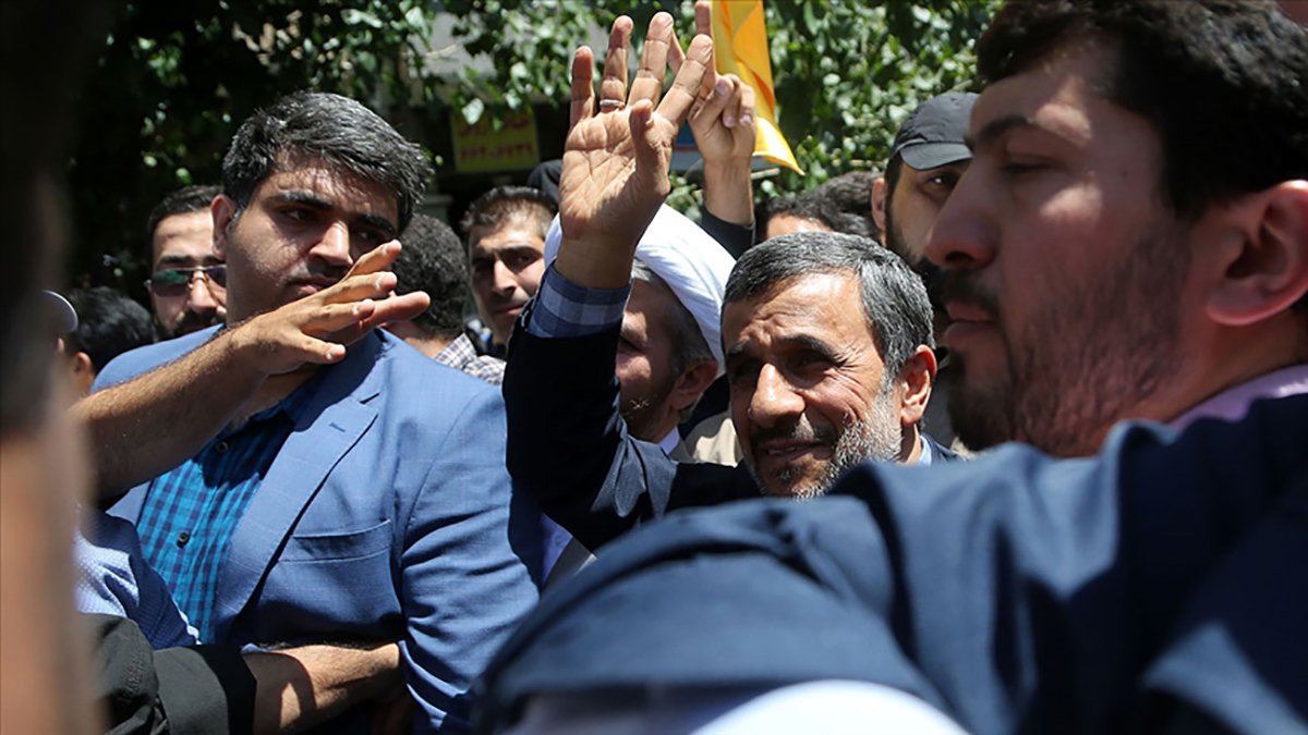 Eski İran lideri Ahmedinejad'ın ülke dışına çıkması engellendi