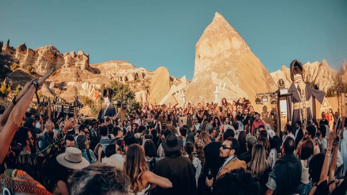 Burası Rio Karnavalı değil Türkiye'de! Görenler hayret ediyor, Agartha Festivali'nin bilet fiyatları belli oldu