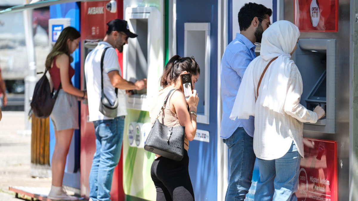 ATM'ye para yatırmaya çalışanlar şaşkına döndü! Bazı banknotların artık kabul edilmediği ileri sürüldü