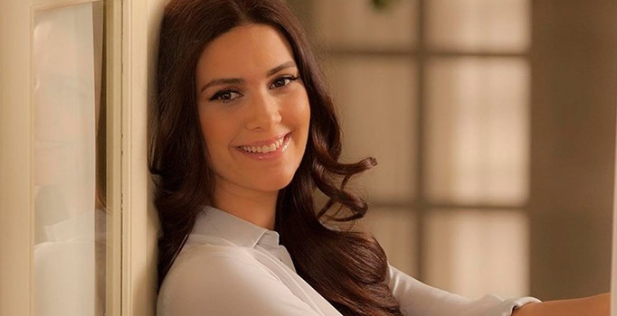 Bergüzar Korel kanser olduğu iddialarına yanıt verdi