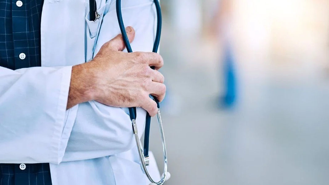 Doktor göçü durdurulamazken şiddet sarmalı büyüyor: Hekimler şiddete karşı beyaz önlüğü astı