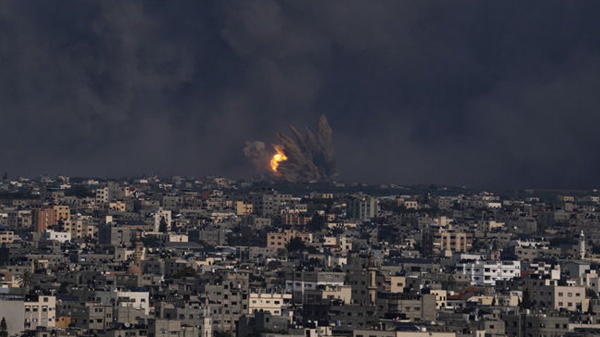 İsrail bir mülteci kampını daha vurdu