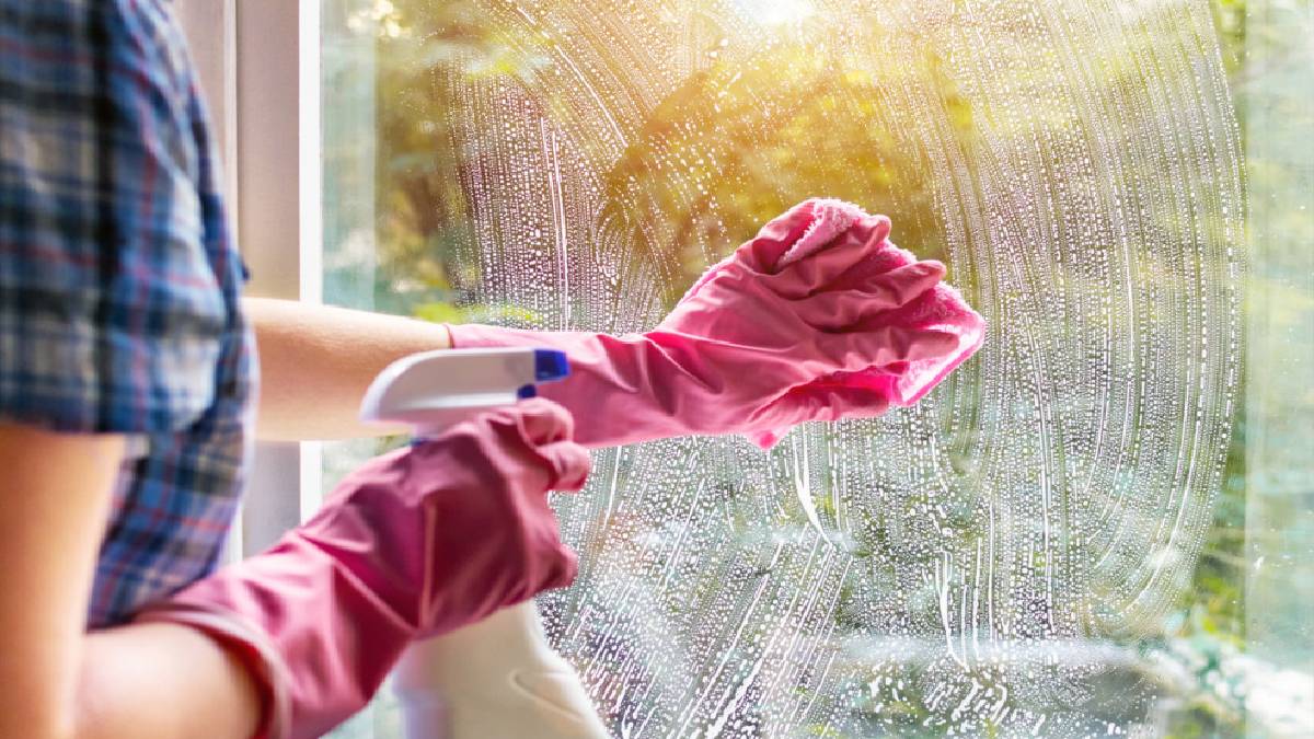 Camlarda meğer bu yüzden leke kalıyormuş! Bu şekilde silinen camlara yağmur bile tutunamıyor: Suya 1 kaşık ekleyin