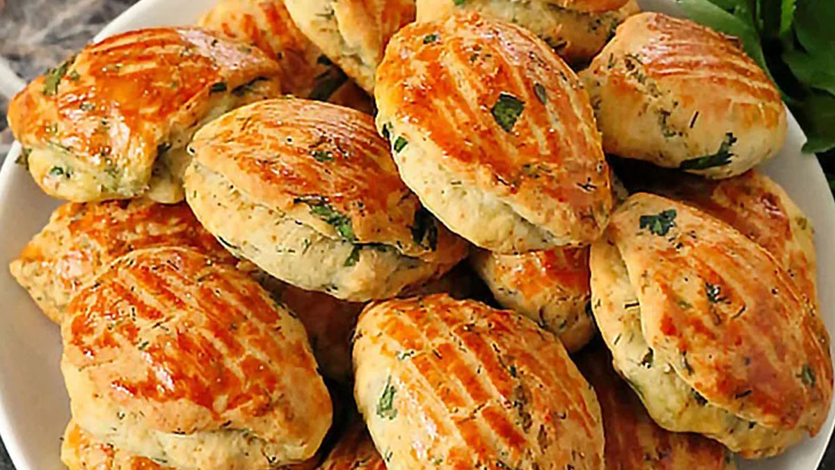 'Çok acil tarifini ver' diye yakanıza yapışacaklar! Ağızda dağılan yumuşacık dereotlu poğaçanız 30 dakikada hazır (VİDEO)