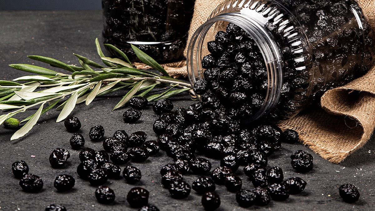 Zeytin bu formüller ne kuruyor ne yumuşuyor! Zeytin kabına biraz ilave edin, aylarca taze yiyin