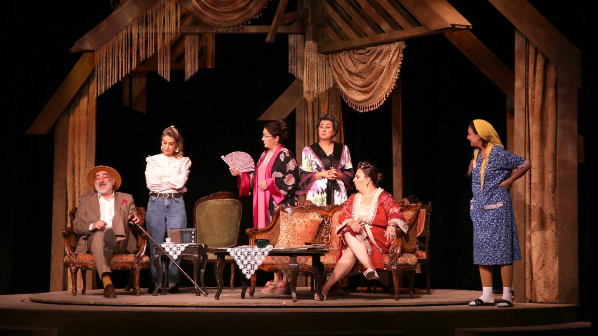 Şehir Tiyatrolarının yeni oyunu “Düdüklüde Kıymalı Bamya” seyirci ile buluştu