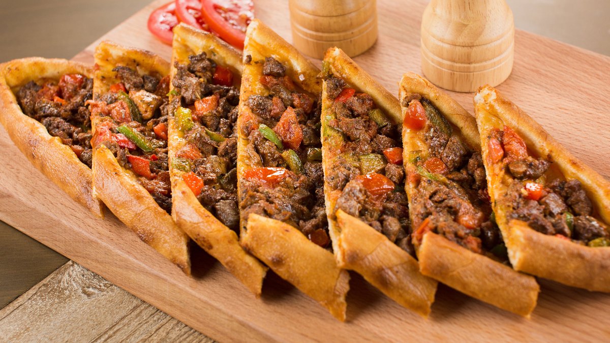 Fırıncılar çatlayacak! Meşhur develi cıvıklısı pidesi parmakları da yanında yedirecek. İşte meşhur Kayseri pidesi tarifi