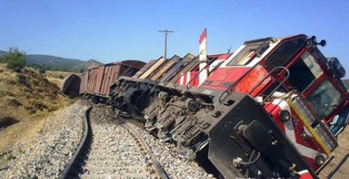 Elazığ'dan Tatvan'a giden yük trenine PKK'lı teröristlerden bombalı saldırı - Son dakika haberleri
