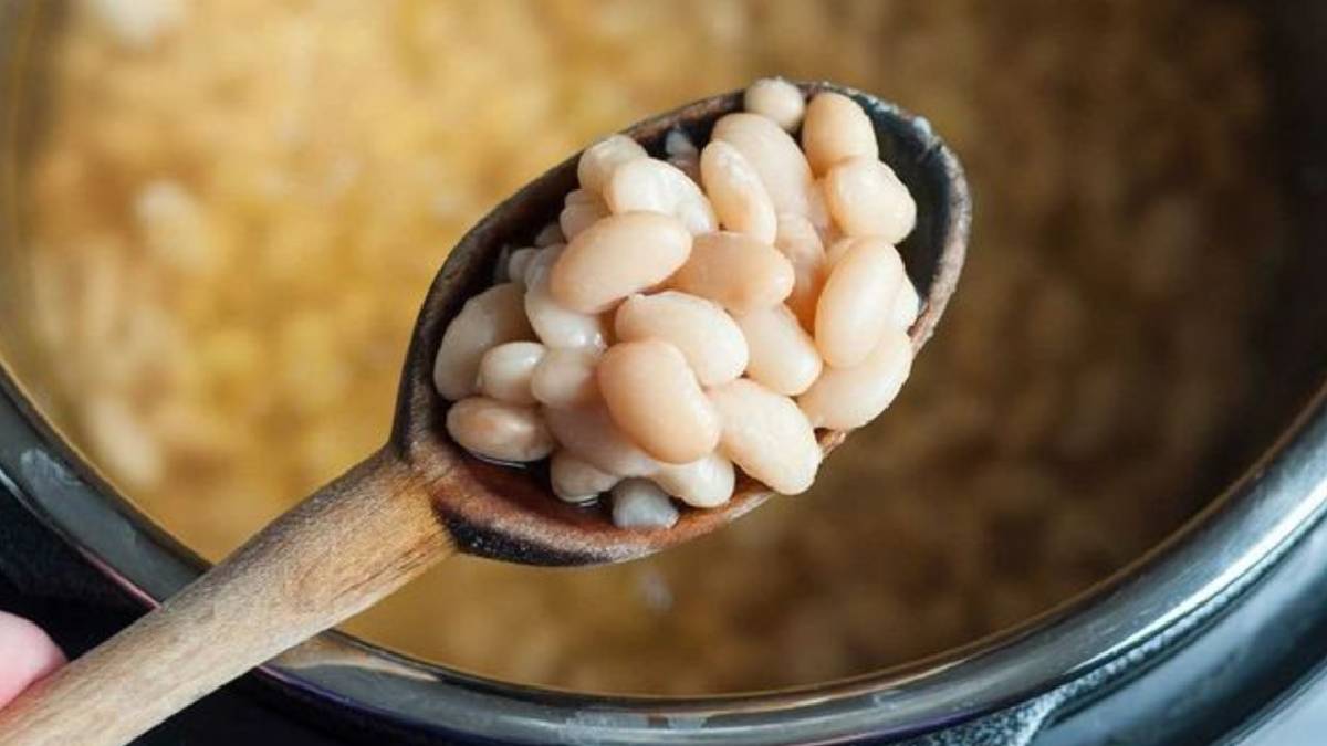 Nohut ve fasulyeniz asla kabuk atmayacak!  Islatırken içine biraz ekleyin, kabuklanmadan pişirin