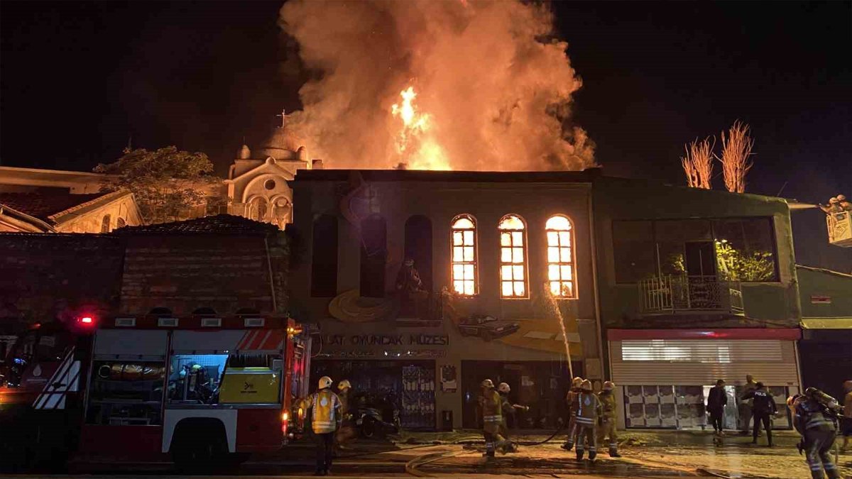 Balat'ta korkutan yangın: Oyuncak müzesi kül oldu