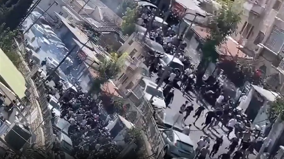 Bombaların gölgesinde ilk cuma: İsrail polisi Mescid-i Aksa'da namaz kılmak isteyenlere saldırdı