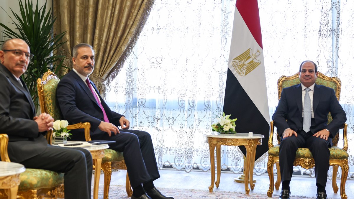 Gazze diplomasisi sürüyor: Bakan Fidan Mısır lideri Sisi ile bir araya geldi