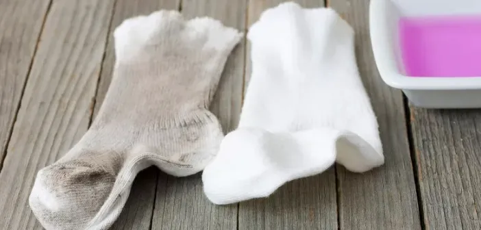 Beyaz çorapların altını kar gibi yapan yöntem! Tüm siyahlığı söküp akıtıyor, hem mis gibi kokuyor