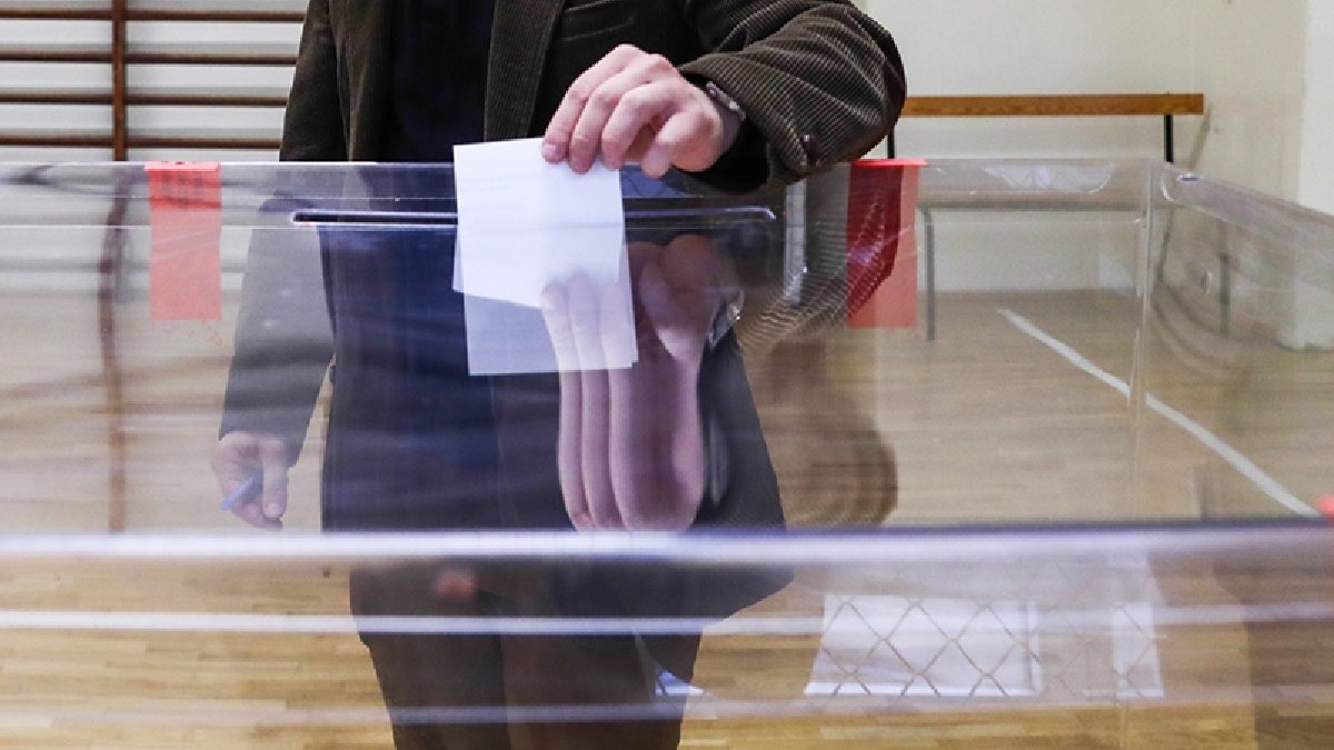Polonyalılar genel seçim ve referandum için sandık başında