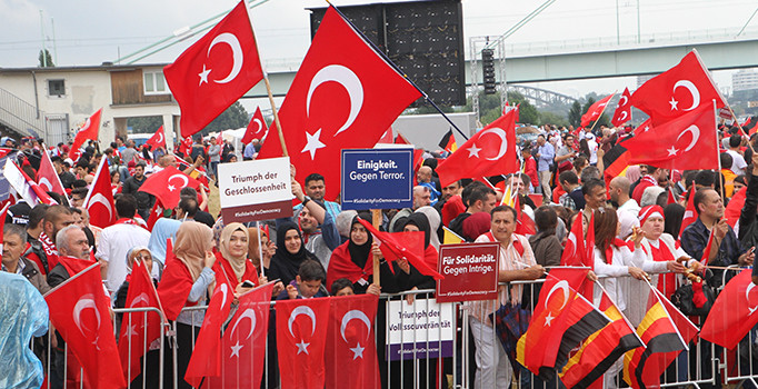 Avrupa'da yaşayan Türkler Köln'deki 'darbe karşıtı miting' başladı