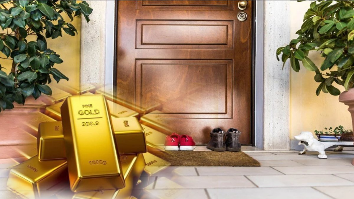 Kapılara altın bırakıp kaçıyor! Herkesi şok eden olay: Üzerine bağış yazıp kapılara külçe külçe altın bırakıyor