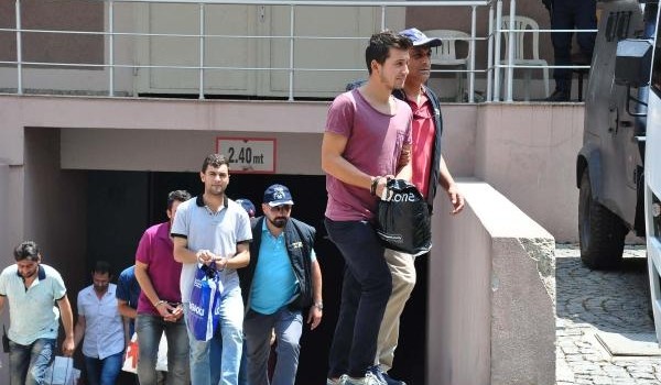 İzmir'de FETÖ soruşturmasında 25 asker adliyeye sevk edildi