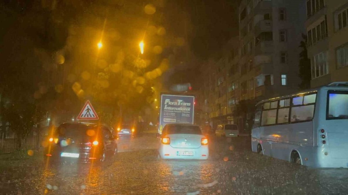Ordu'da sağanak sele dönüştü: Ev ve işyerlerini su bastı