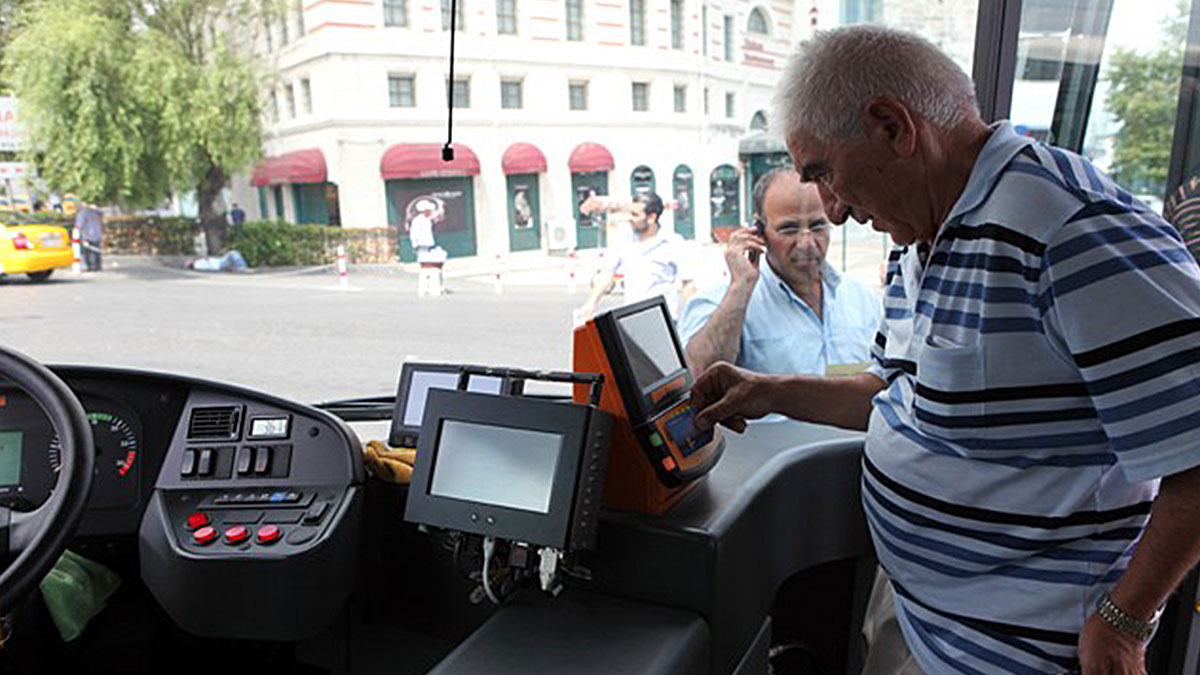 Ücretsiz toplu ulaşım hakkı elinden alınan emeklileri umutlandıran gelişme: Bakanlık devreye girdi!